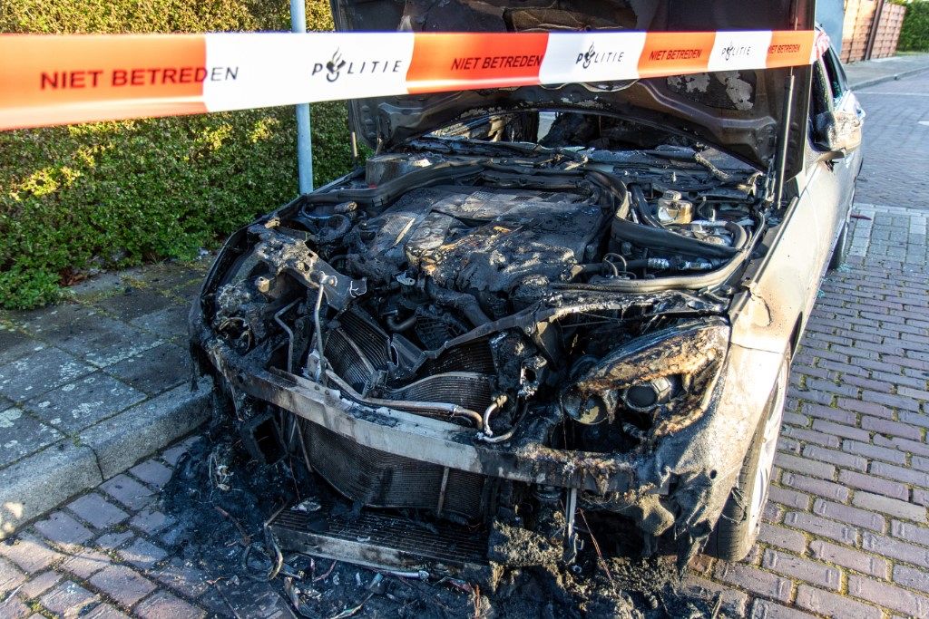 Auto volledig uitgebrand in Ambonlaan