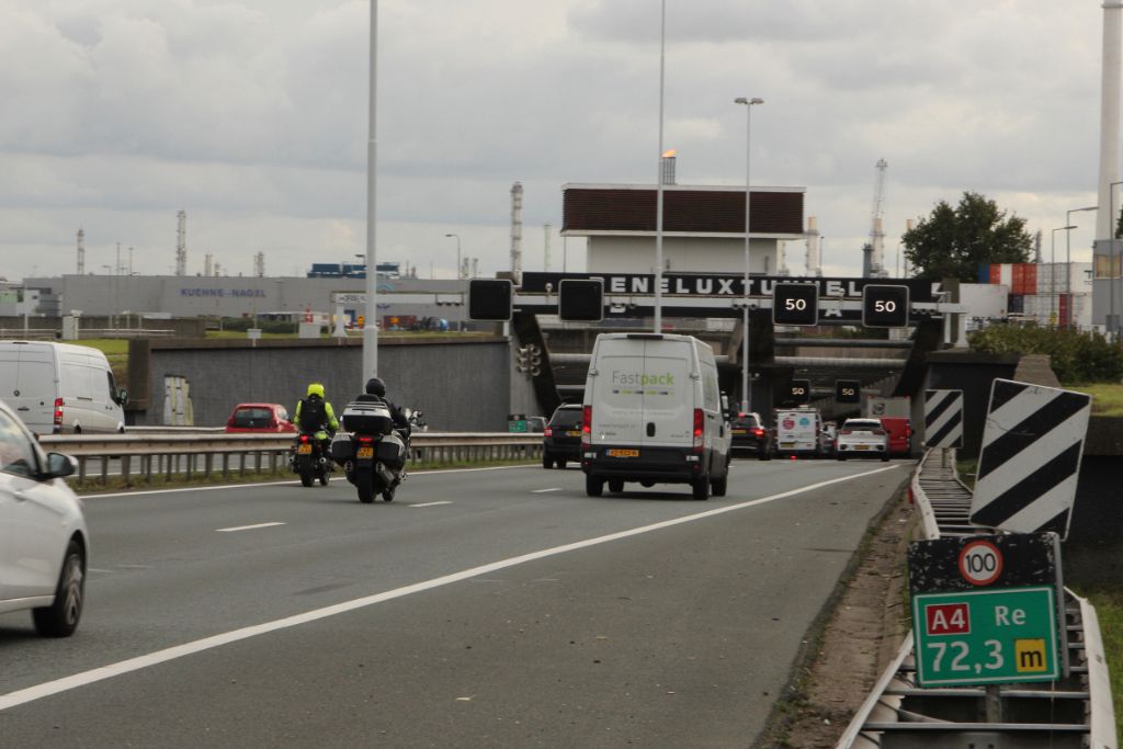 Motorrijder 'loopt even terug' door de Beneluxtunnel