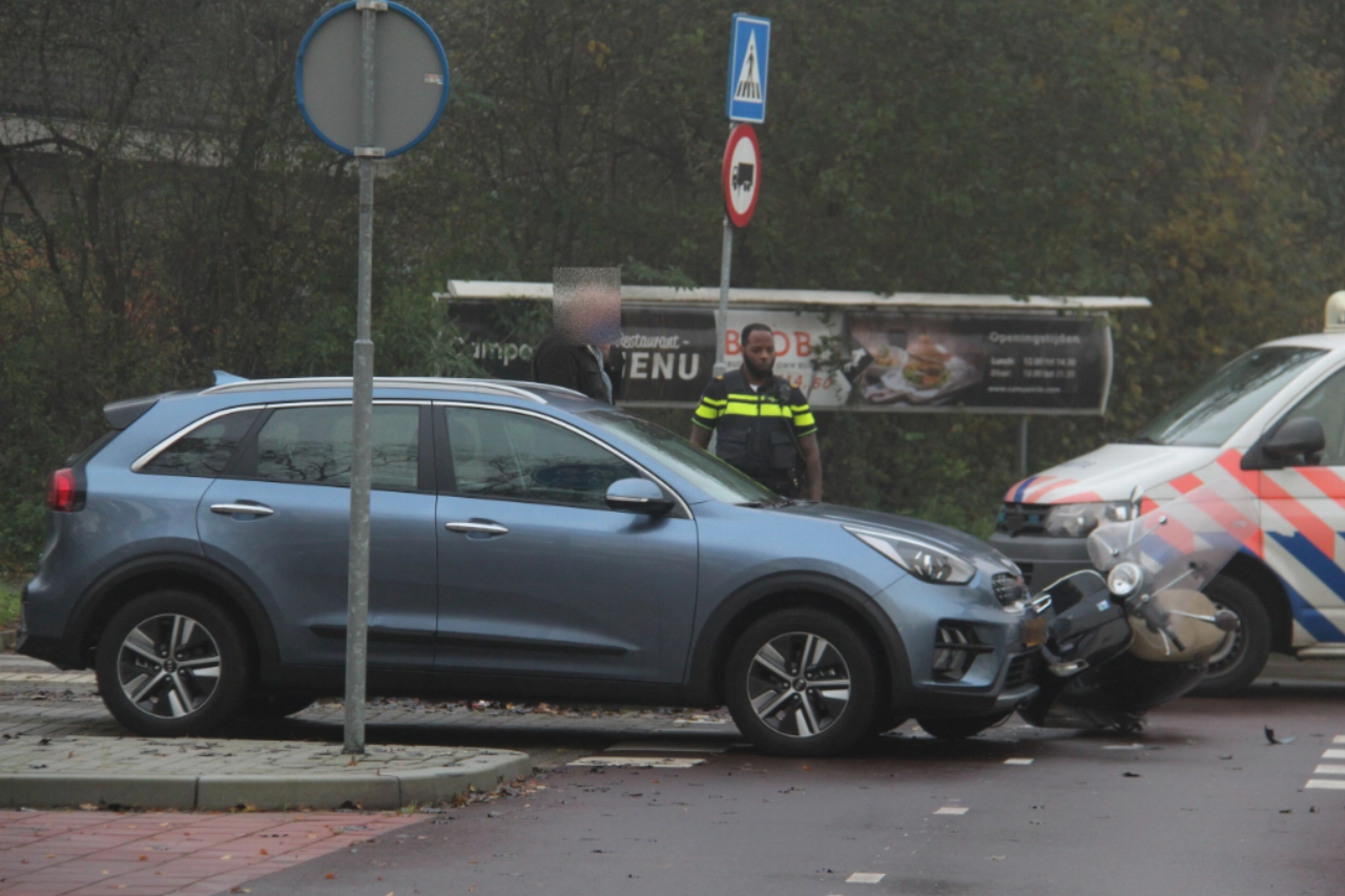 Automobilist ziet scooterrijder over het hoofd