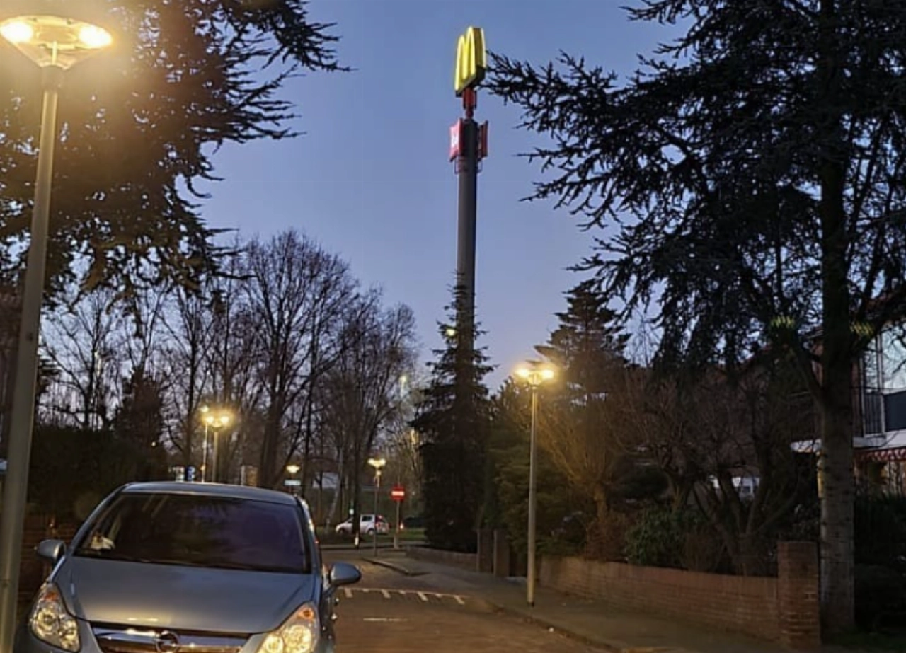 Politie laat milkshakegooier zelf de ramen soppen
