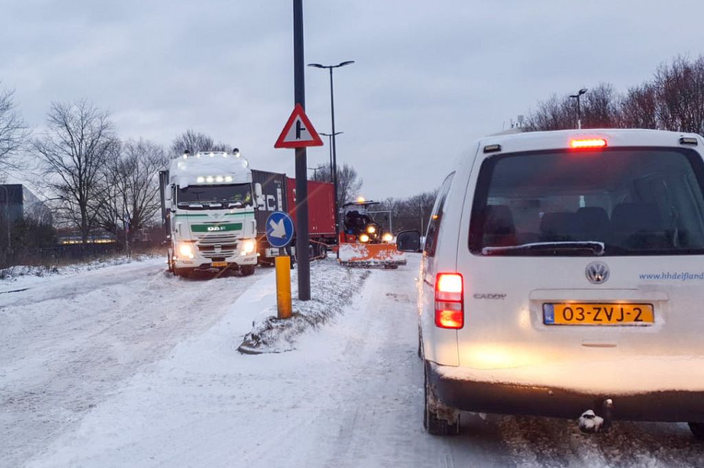 Vrachtwagens vast op besneeuwde wegen in Vlaardingen