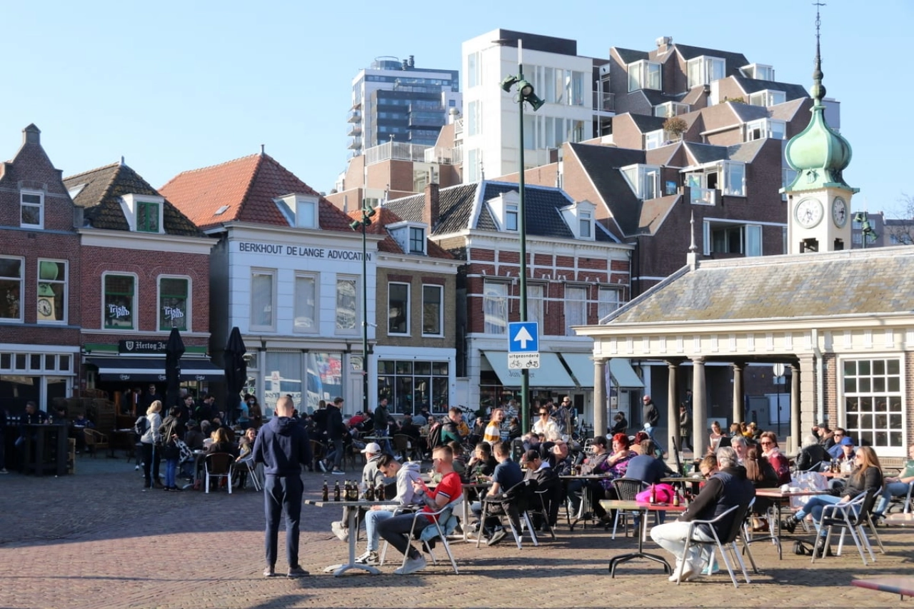 Terrasplezier weer voorbij, handhavers grijpen in