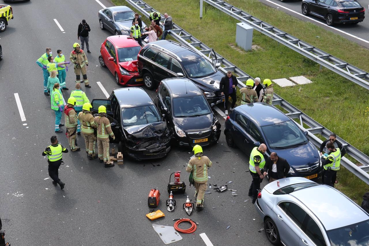 A4 richting Delft afgesloten na aanrijding
