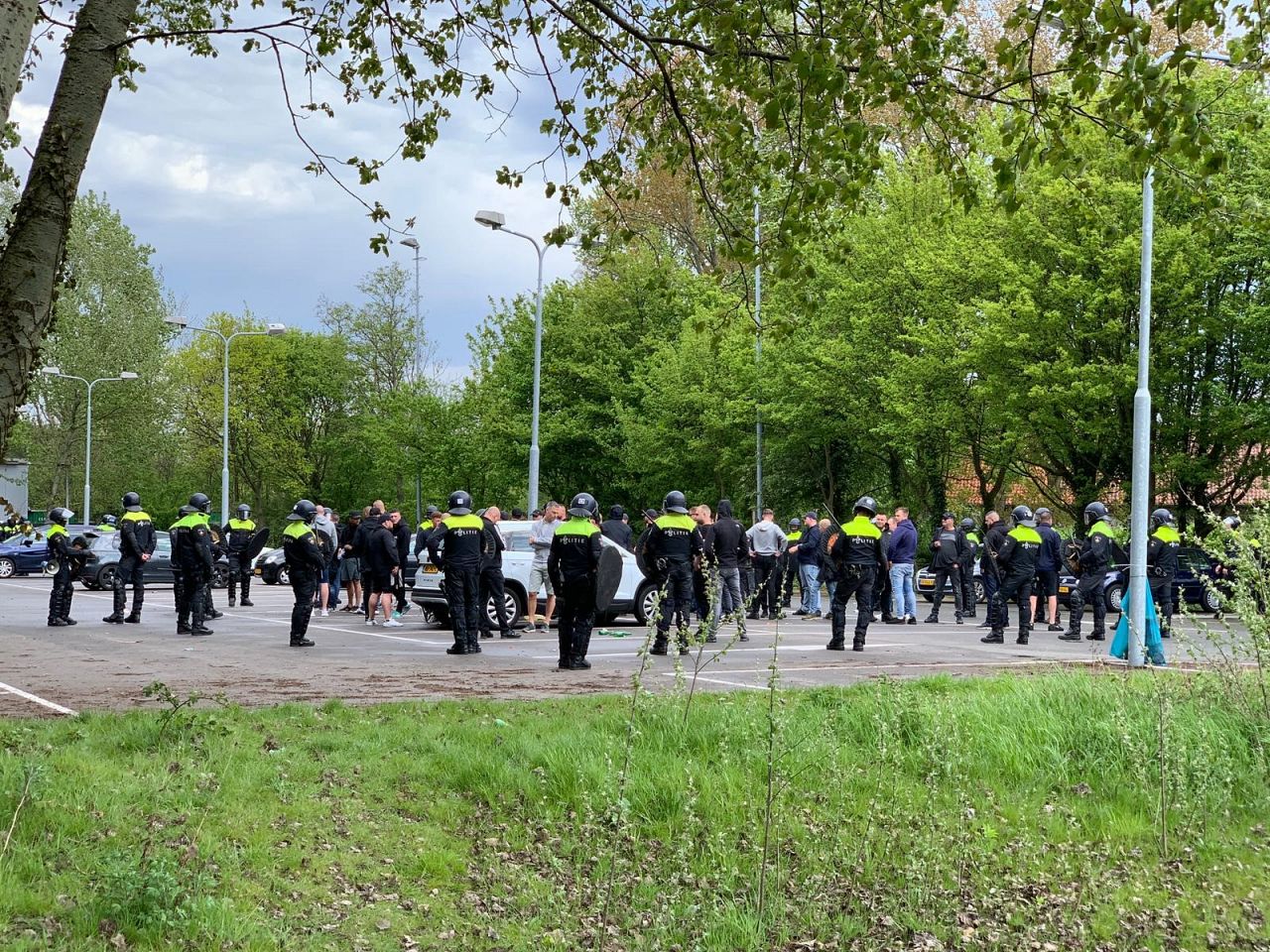 Mobiele Eenheid sluit Feyenoordsupporters in