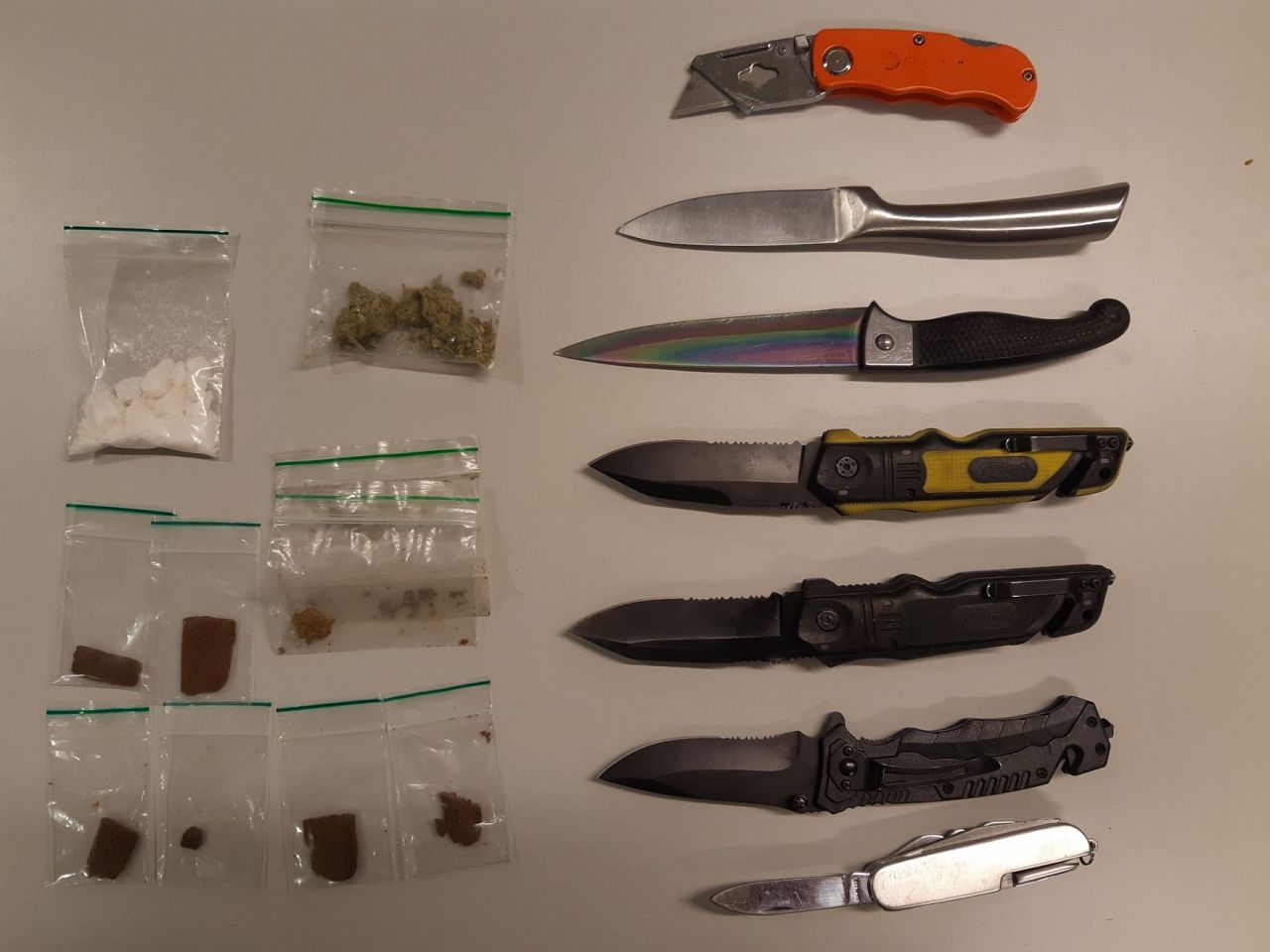 Messen en drugs gevonden bij fouilleeractie politie