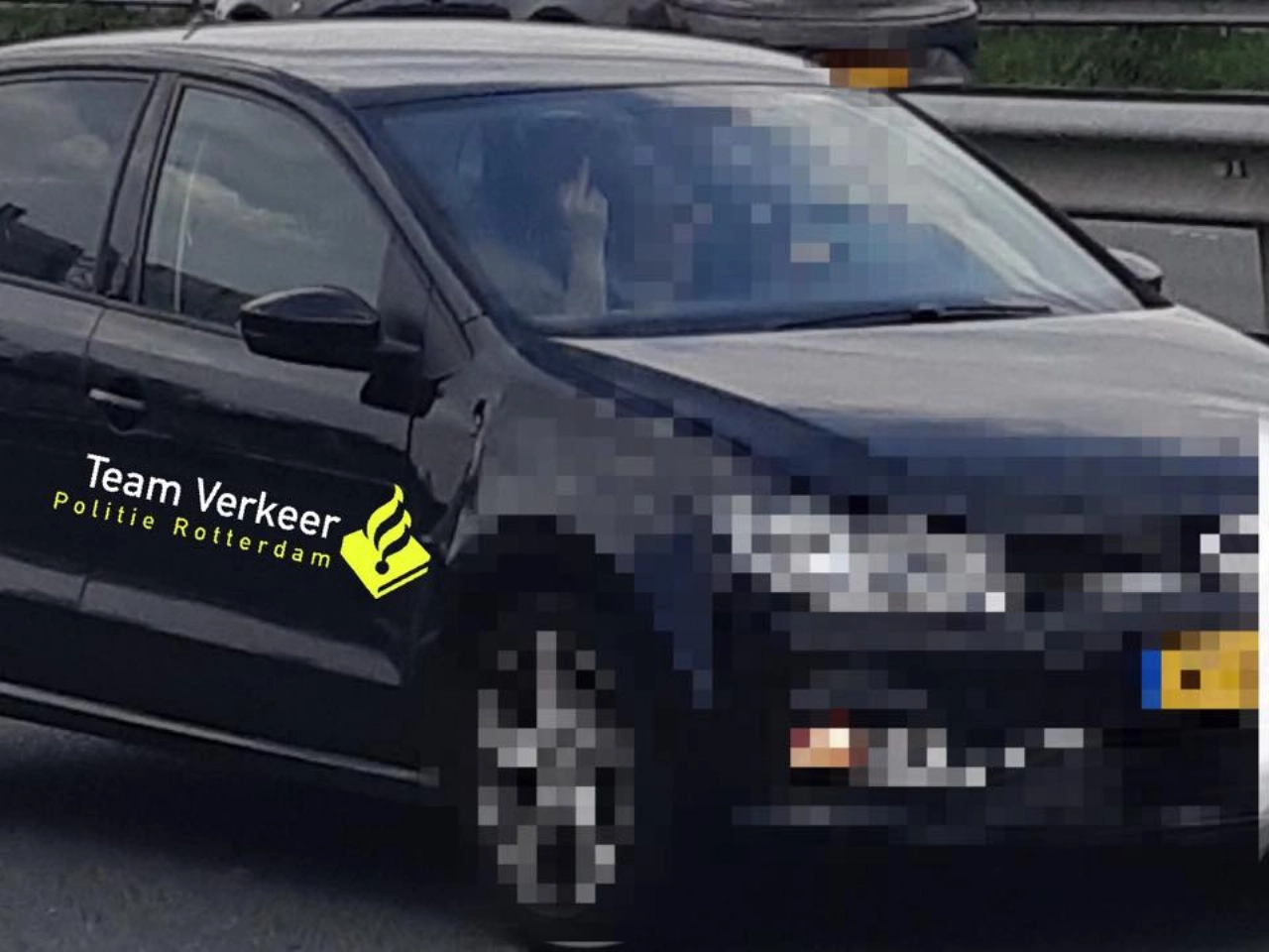Een middelvinger voor de politie