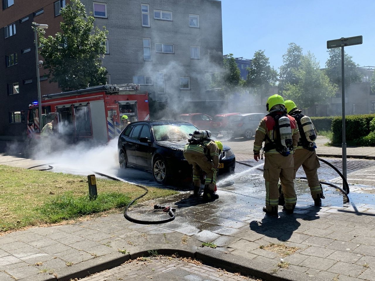 Auto brandt uit in de Lusthofstraat