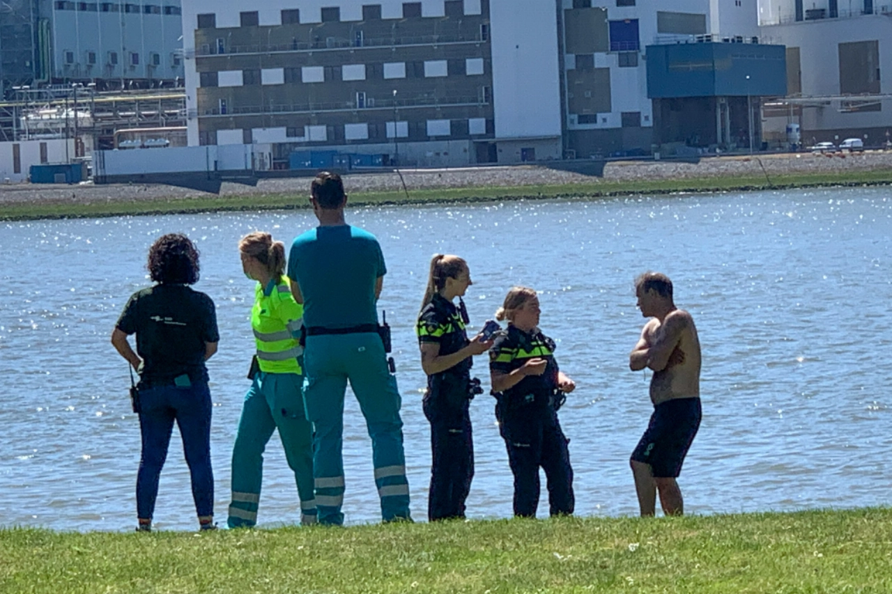 Zwemmer uit Nieuwe Maas gehaald