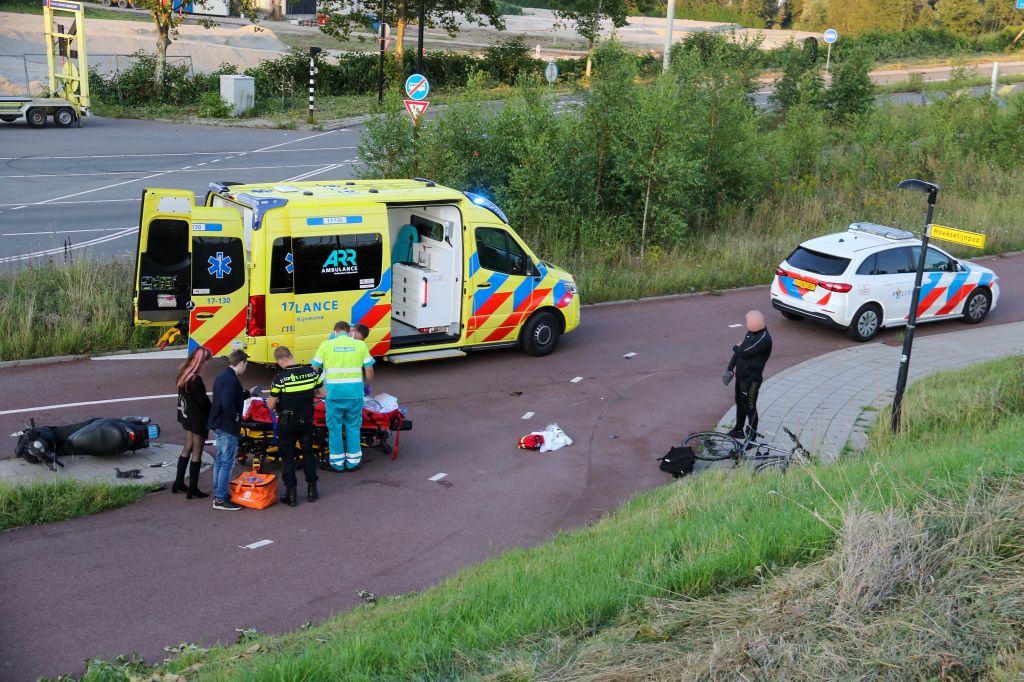 Scooterrijder gewond na aanrijding met fietser