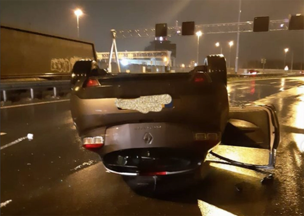 Auto over de kop bij de Beneluxtunnel