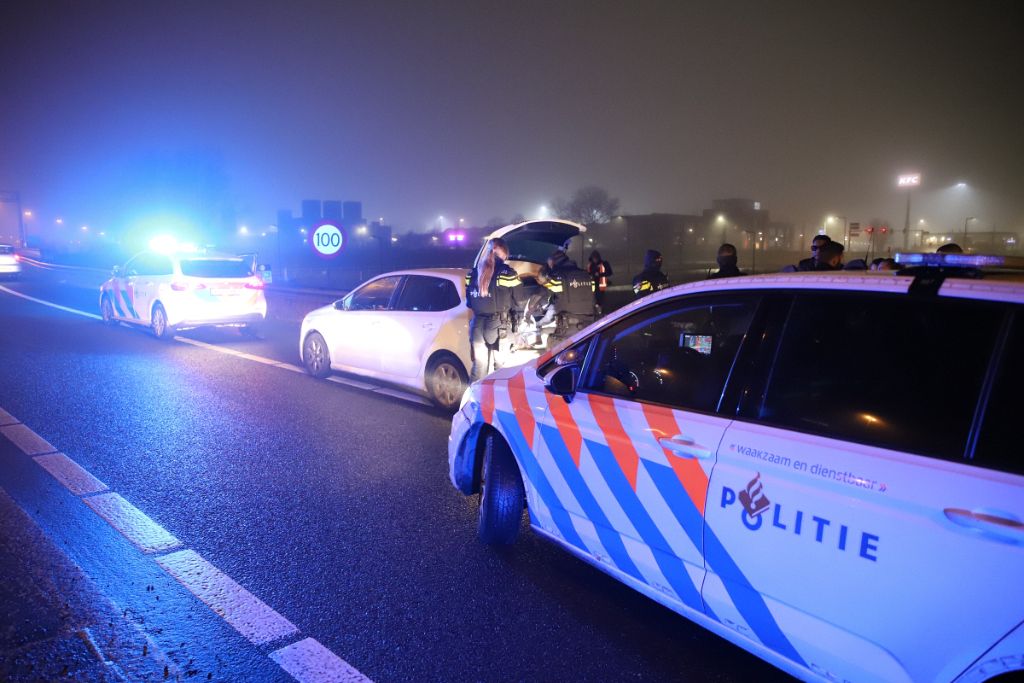 Auto klemgereden door politie op de snelweg