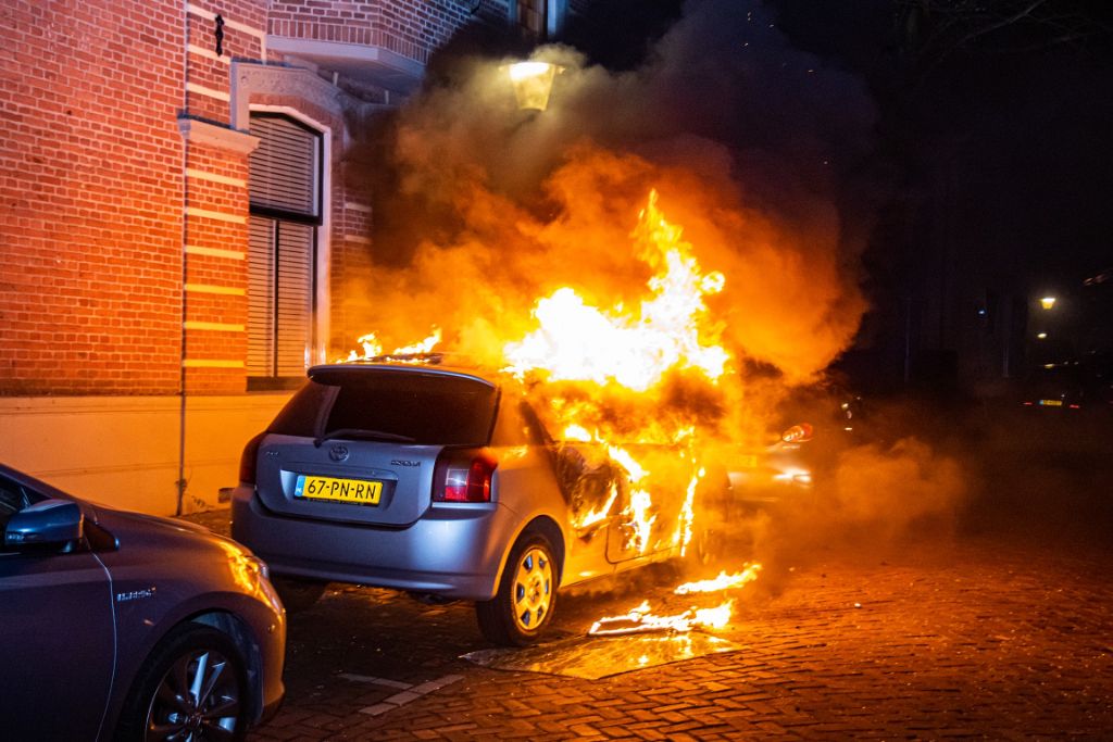 Auto in brand gestoken in de Callenburgstraat