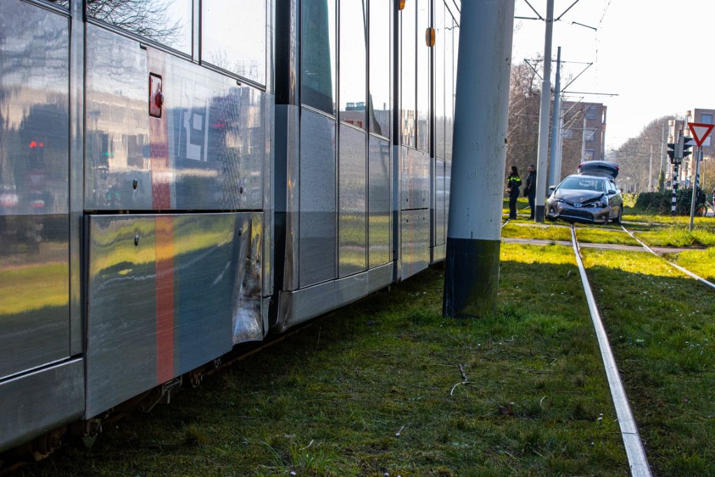 Botsing tussen auto en tram op Lepelaarsingel