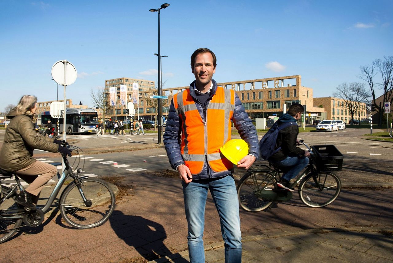 Aanleg rotonde Van Hogendorplaan/Rotterdamseweg half maart van start