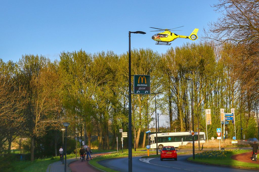 Traumahelikopter landt op de Van Hogendorplaan