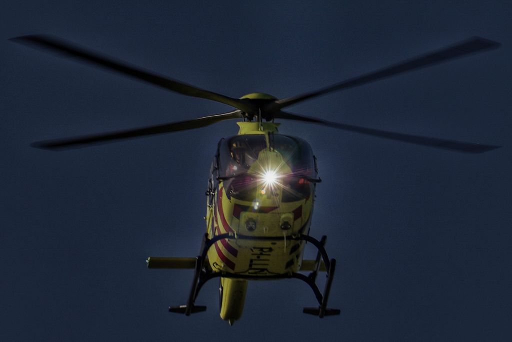 Traumahelikopter landt midden in de nacht in Vlaardingen