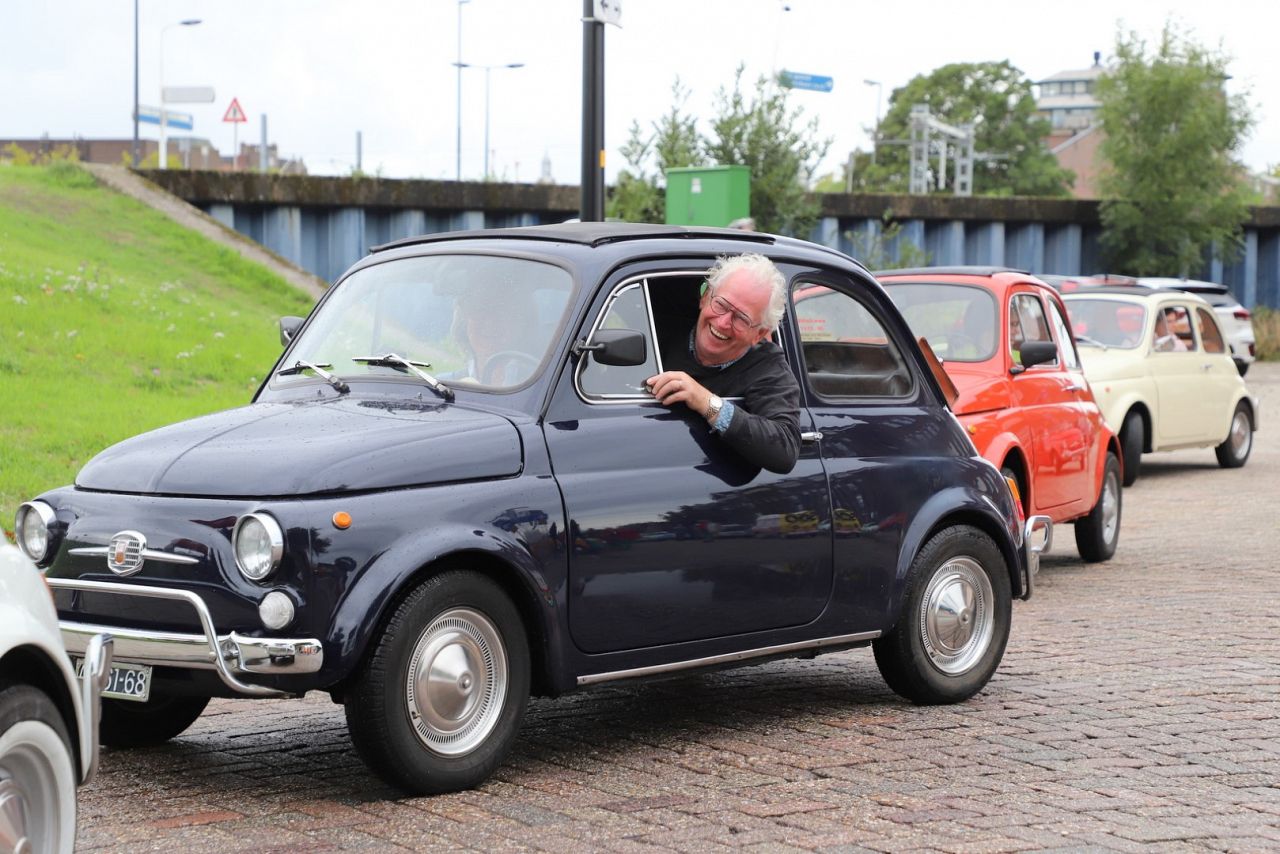 Fiat Cinquecentos toeren door Vlaardingen