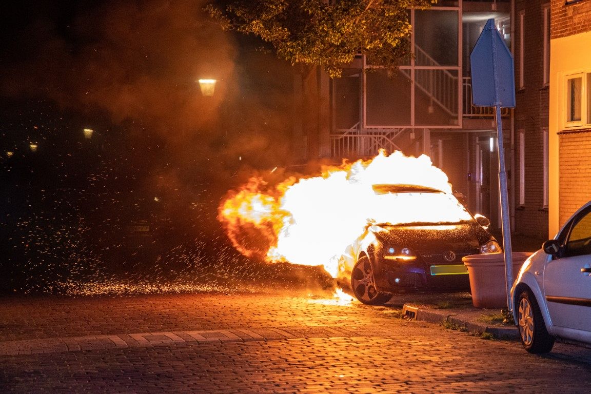 Auto volledig uitgebrand in de Stationsstraat