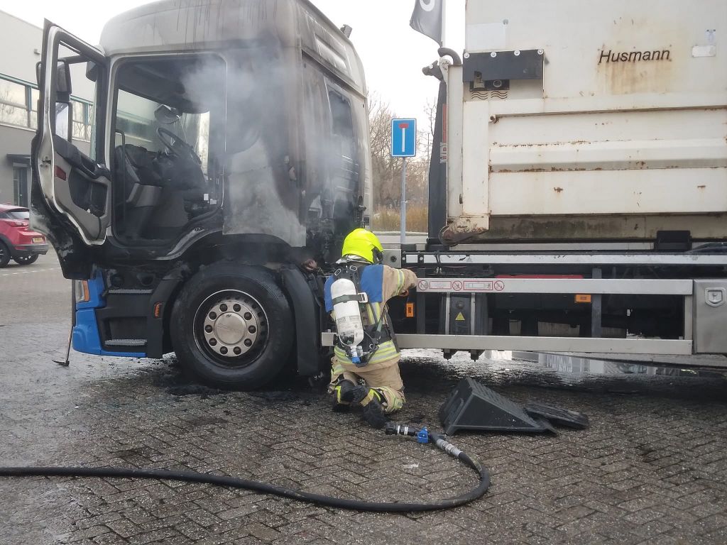 Cabine vuilniswagen verwoest door brand