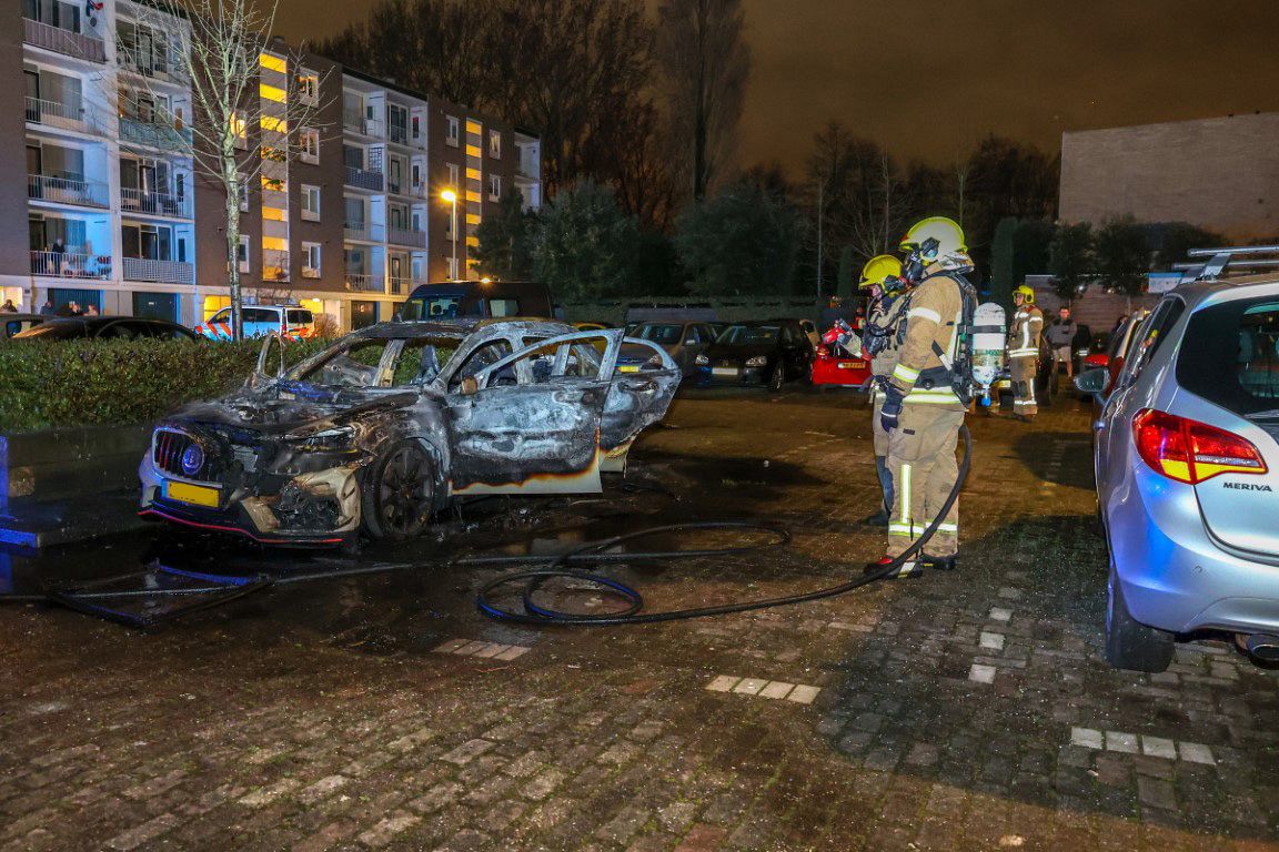 Auto volledig uitgebrand in de Vossiusstraat