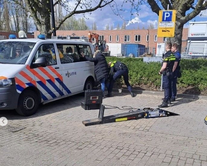 Drugs, messen en snelle scooters bij politieactie