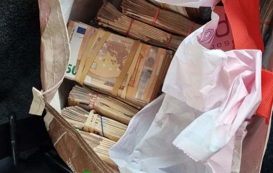 Politie vindt tonnen aan cash in auto in Vlaardingen