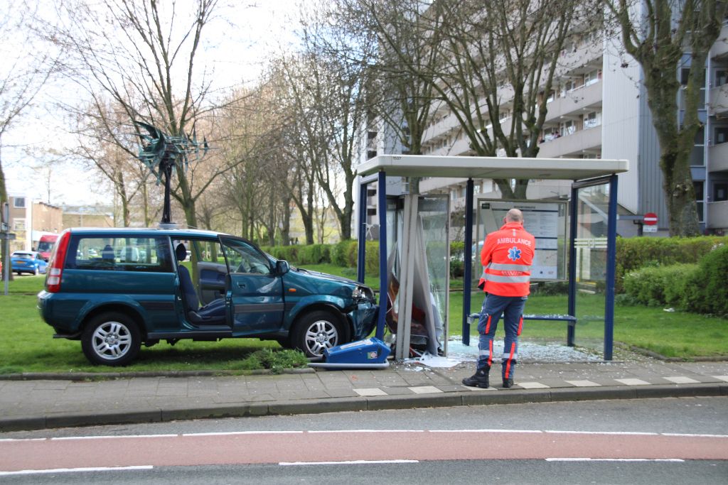 Automobilist ramt bushokje op Frederik Hendriklaan