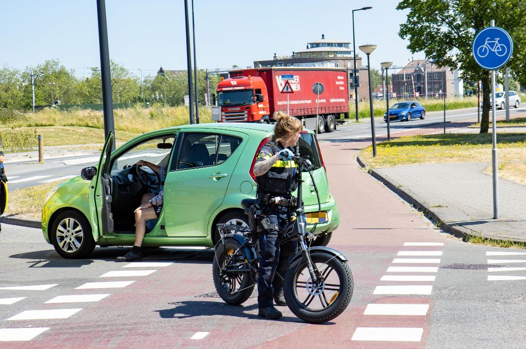 Fietser Duikelt Over Motorkap Bij Aanrijding - Vlaardingen24