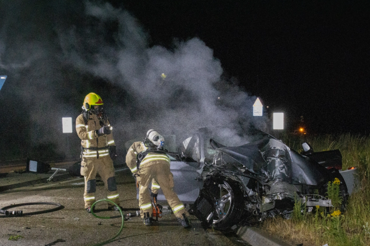 Auto op hoge snelheid rechtdoor op rotonde
