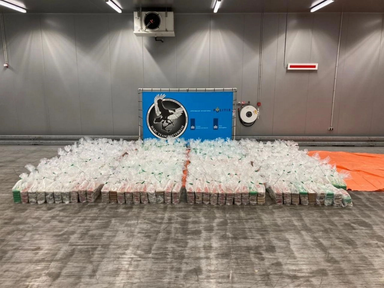 Douane onderschept enorme partij coke tussen bananen