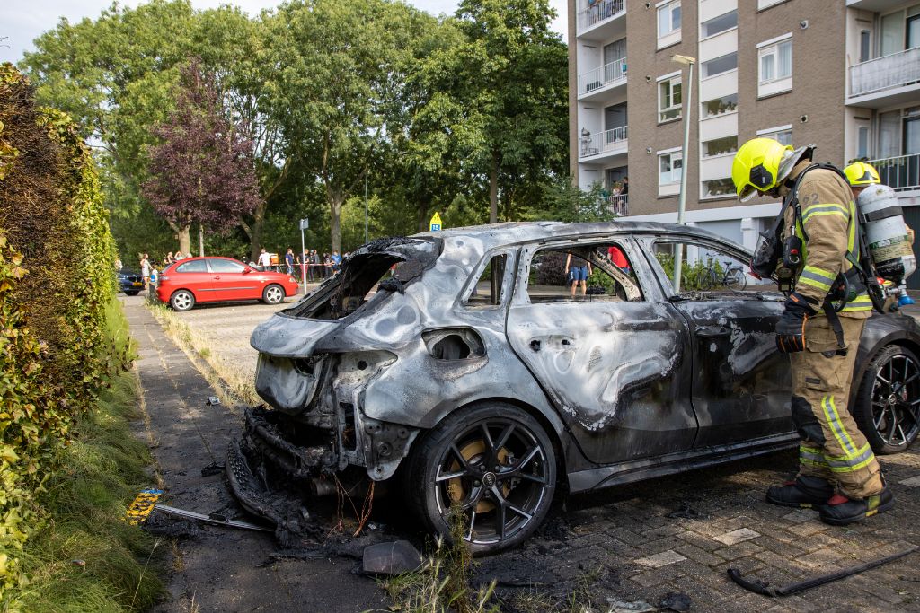 Auto brandt volledig uit in Vossiusstraat