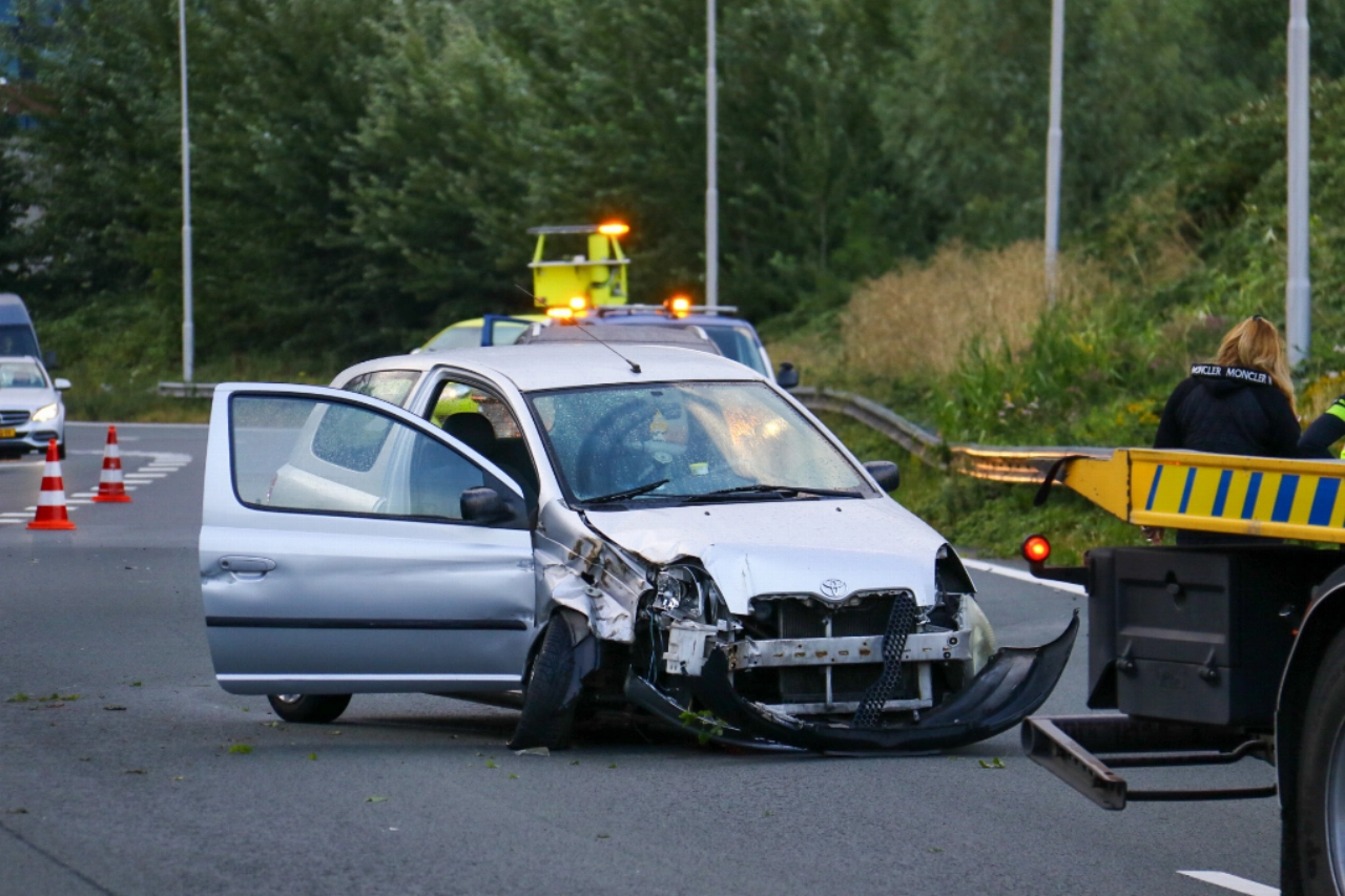 Auto botst achterop vrachtwagen op A20
