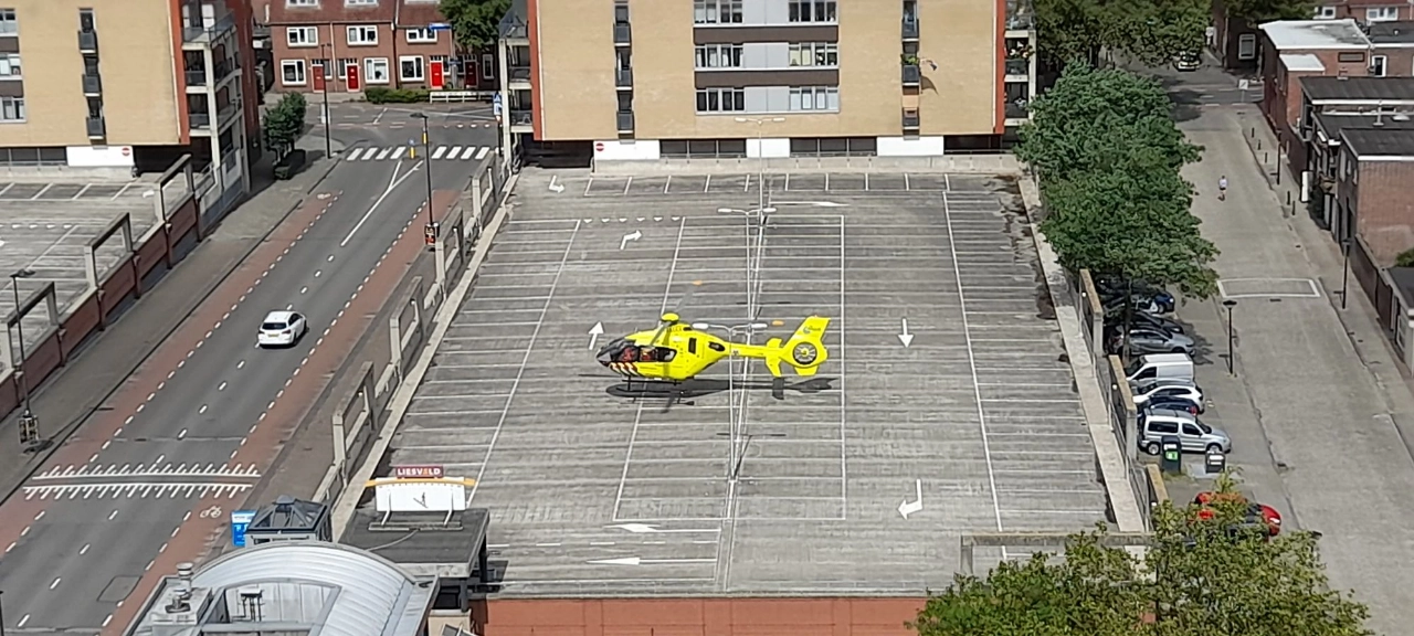 Traumahelikopter landt op parkeerdek