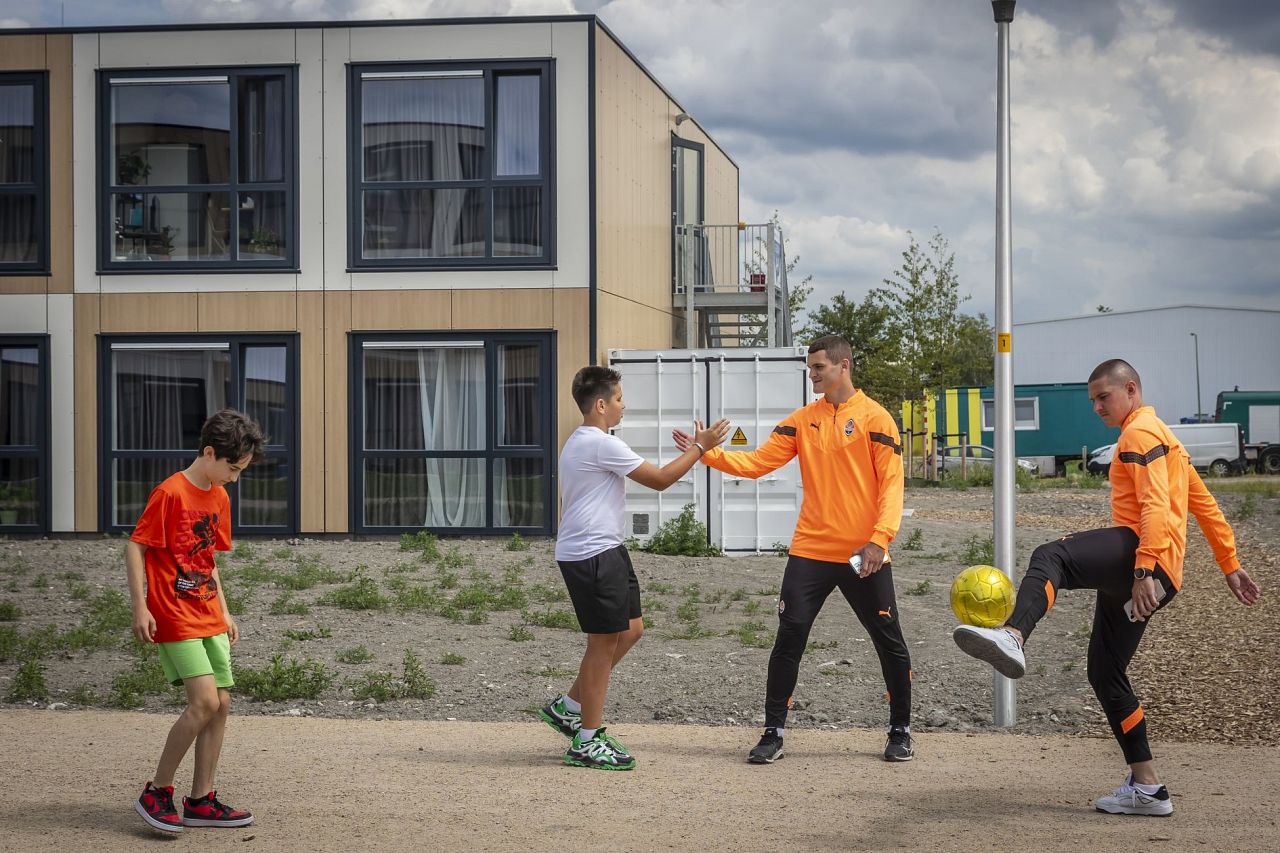 Spelers FC Shakhtar Donetsk op bezoek in Mrija