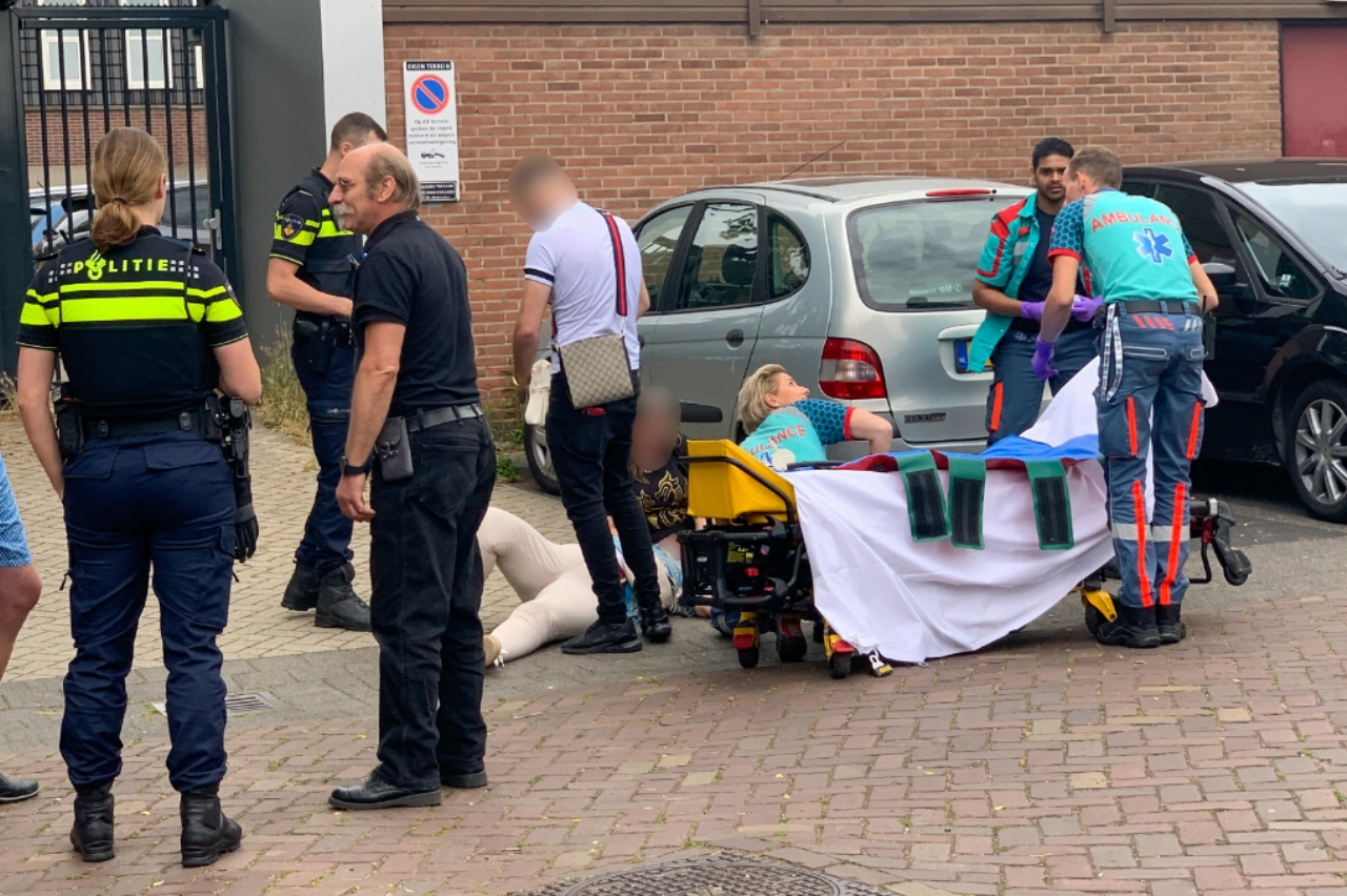 Vrouw aangereden door achteruitrijdende auto