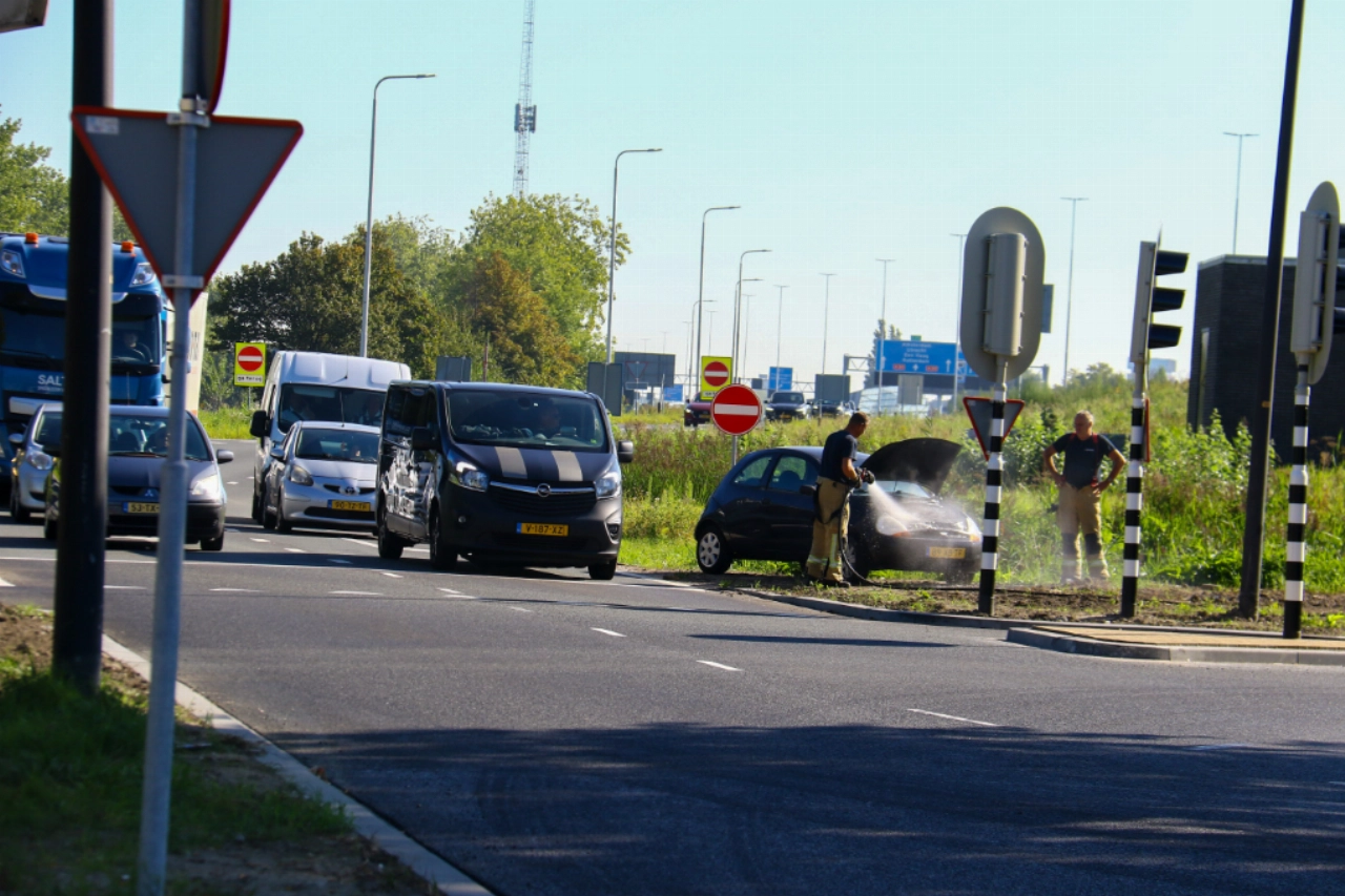 Twee keer een auto in brand op de A20