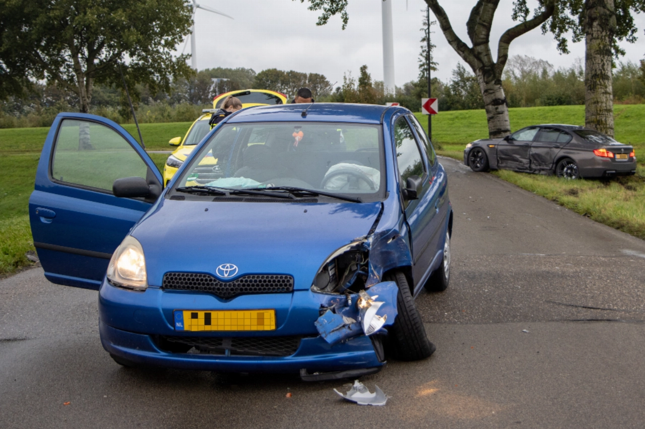 Auto botst op tegenligger in bocht Maassluissedijk