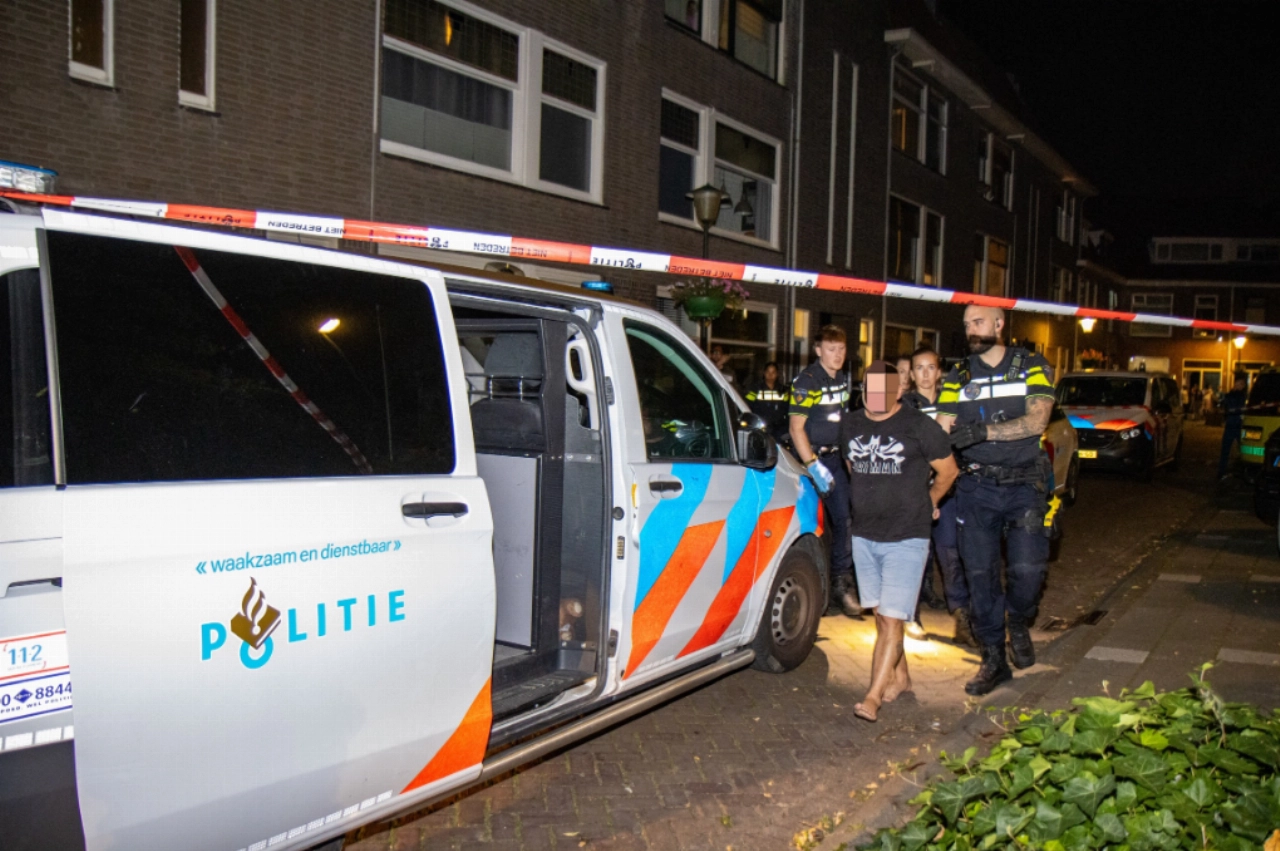 Man springt uit woning na bedreiging met mes