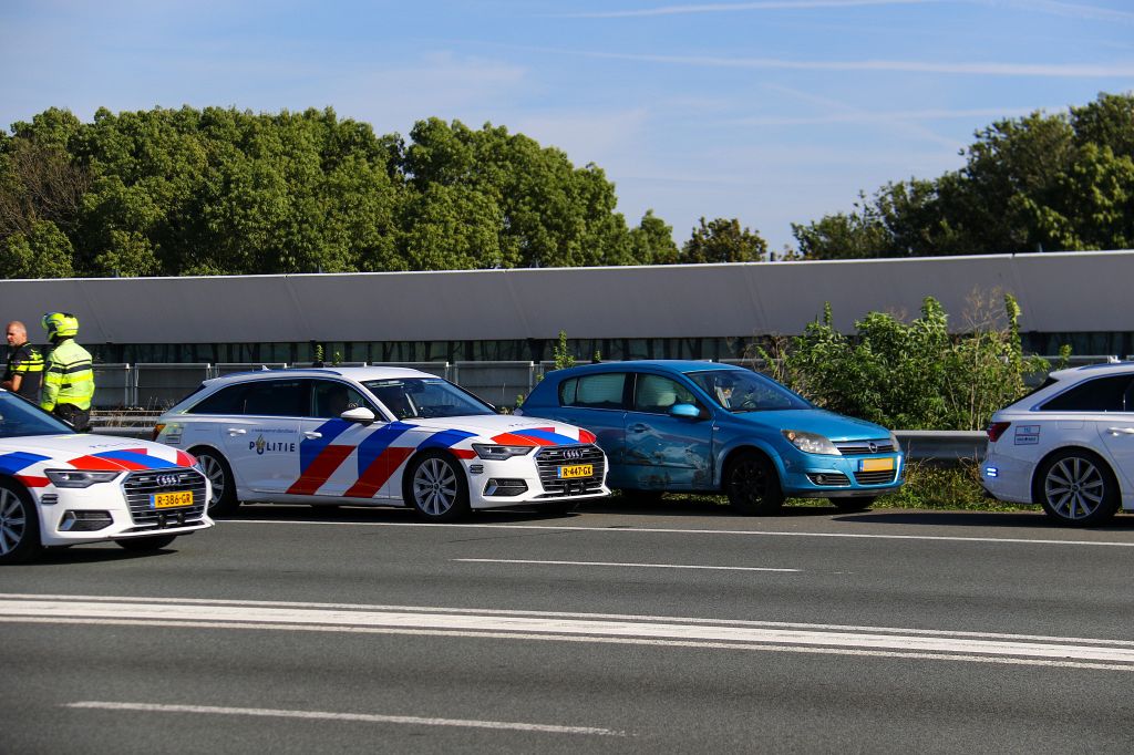 Politie rijdt auto klem bij Beneluxtunnel