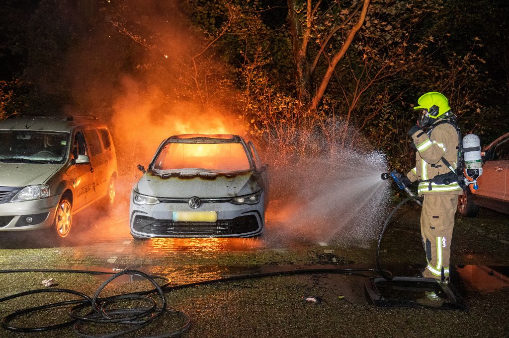 Auto volledig uitgebrand na explosie