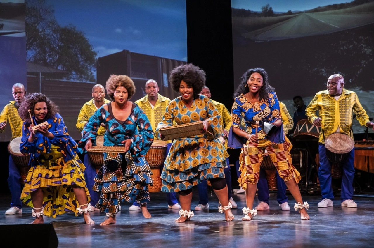 Ritmische Afrikaanse dans en opzwepende live muziek in ROOTS!