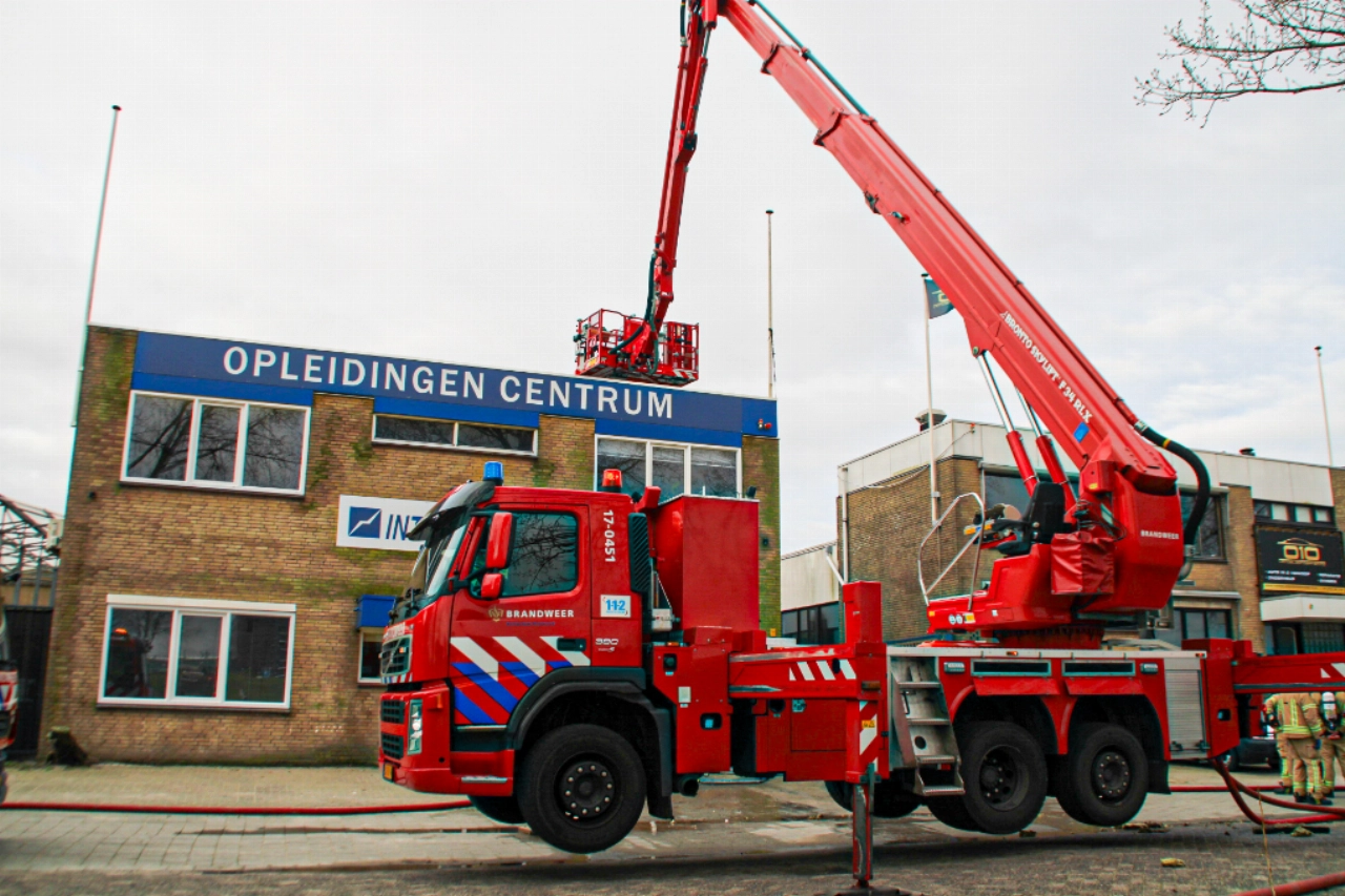 Grote brand in bedrijfspand James Wattweg