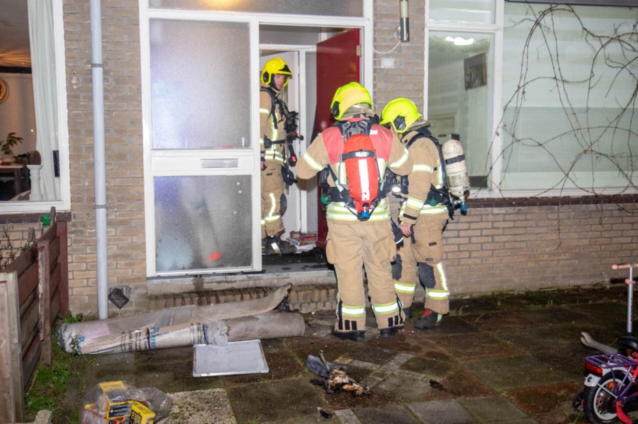 Vuurpijl vliegt woning binnen en veroorzaakt brand