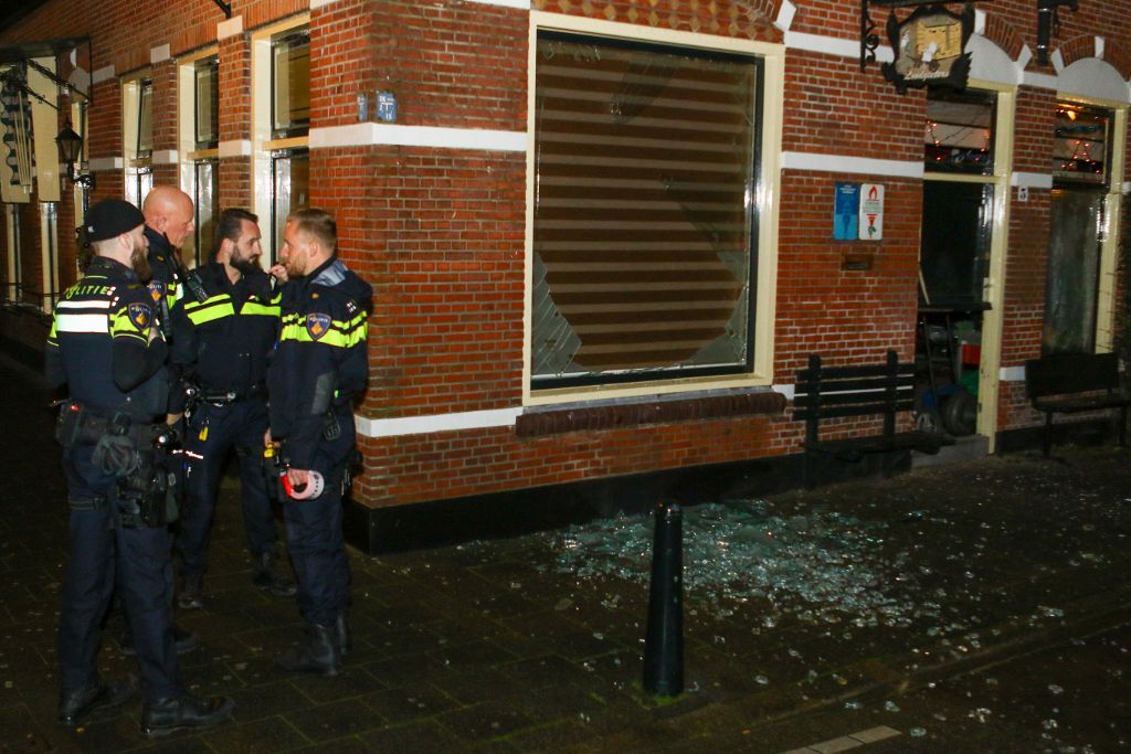 Explosie bij pand Ron van Uffelen in de Koninginnestraat