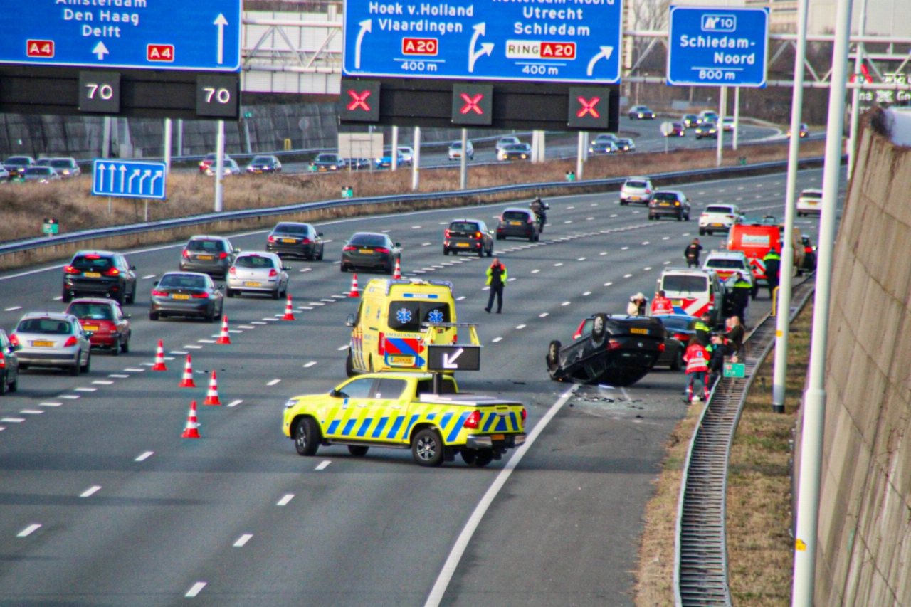 Auto ondersteboven na aanrijding A4
