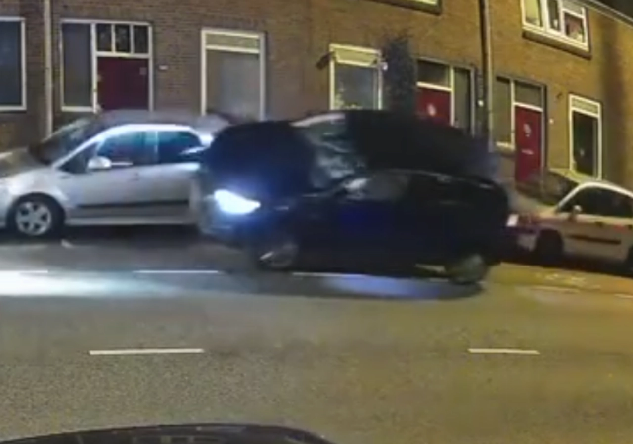 Automobilist rijdt door na aanrijding