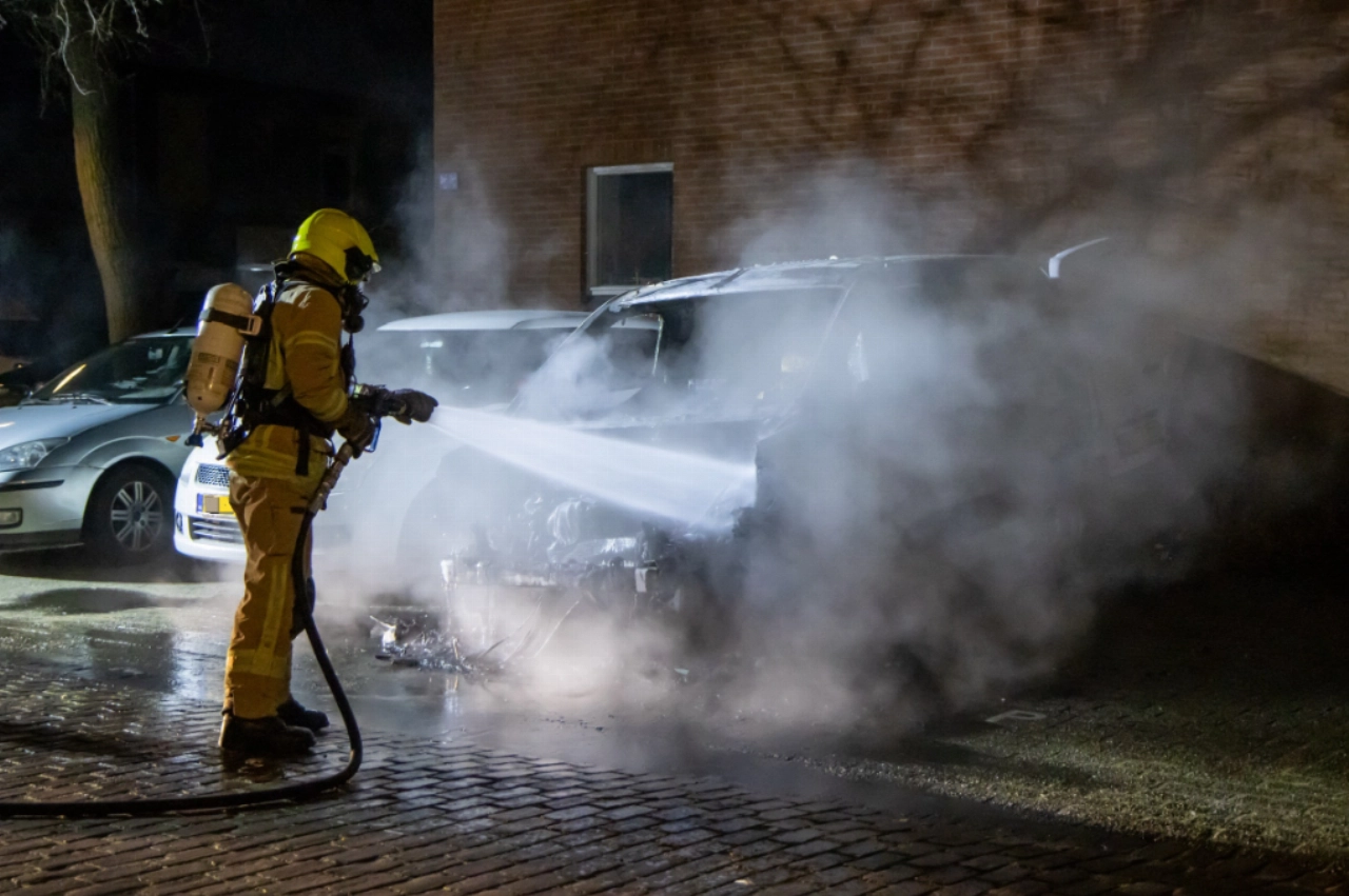 Auto uitgebrand in de Van Limburg Stirumstraat