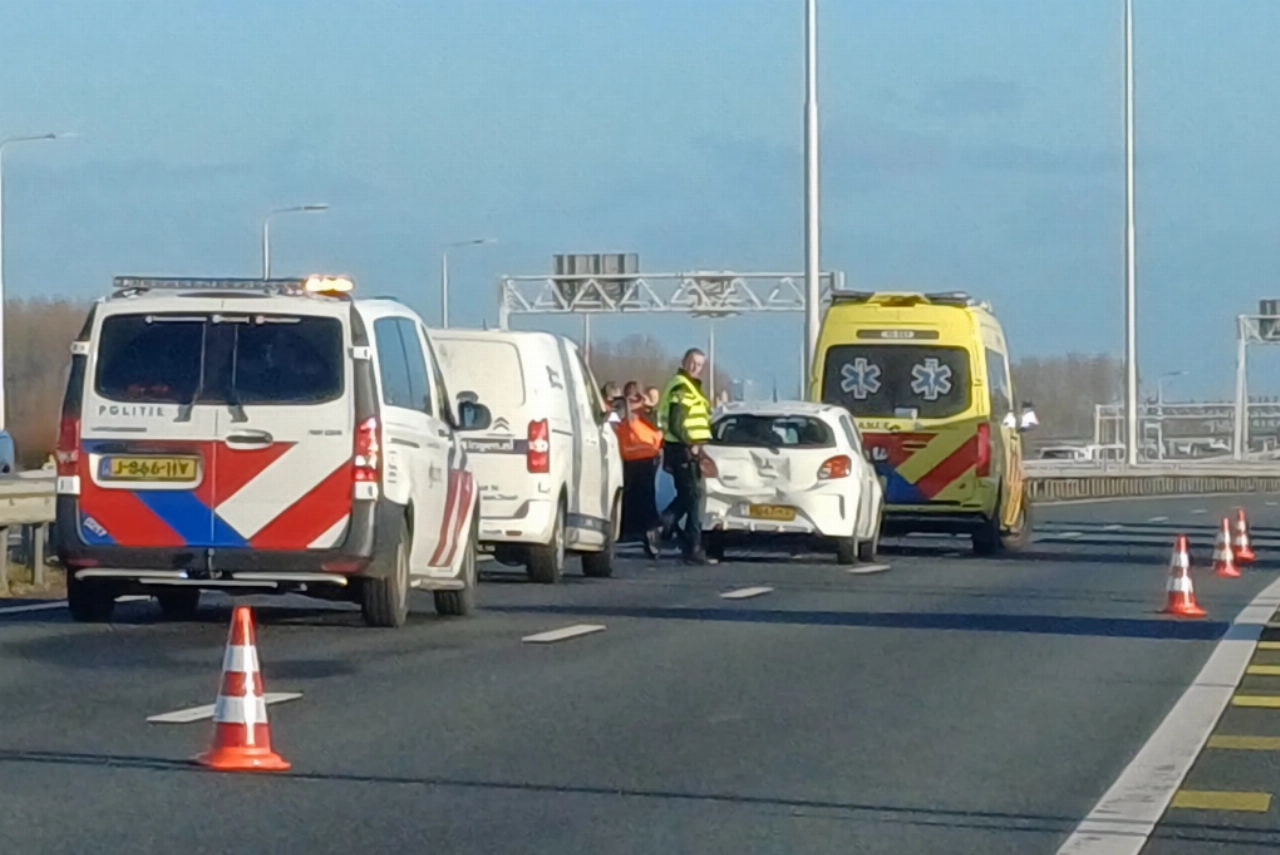 Flinke file door aanrijding op A20