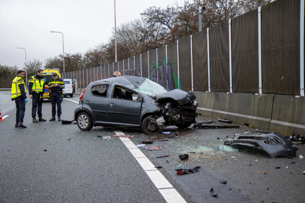 Auto meerdere keren over de kop op het Kethelplein