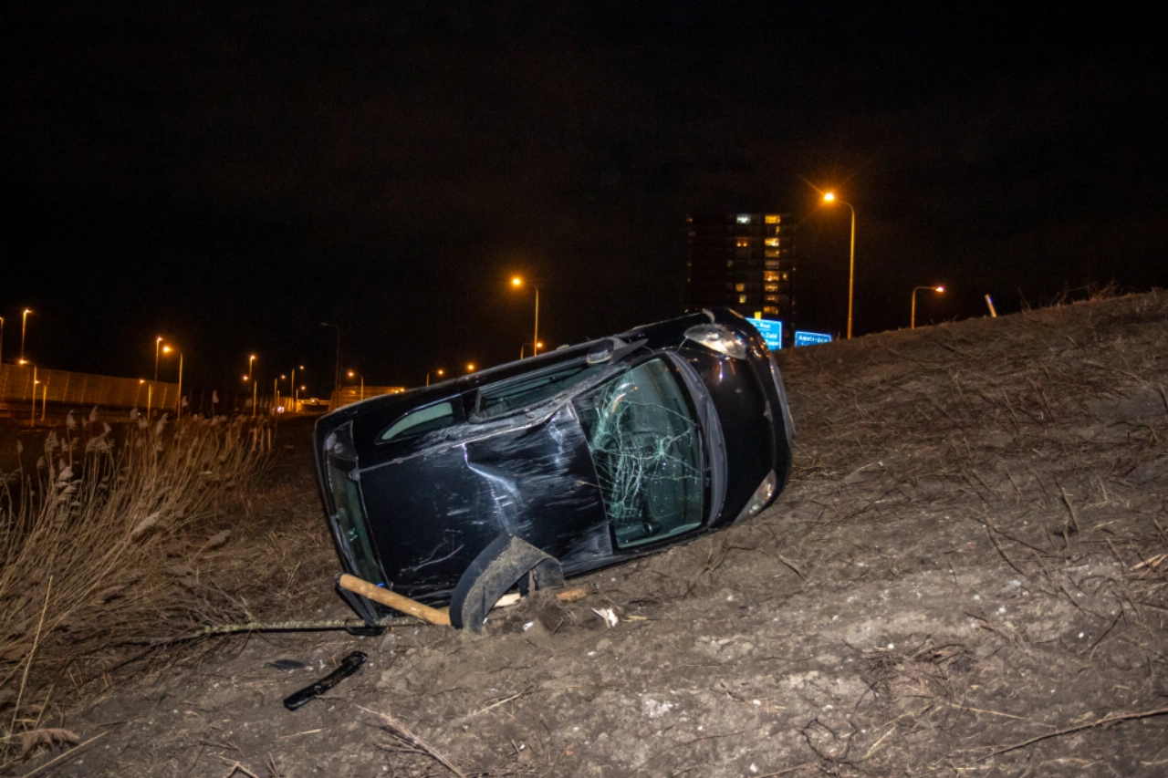 Auto over de kop op het Kethelplein